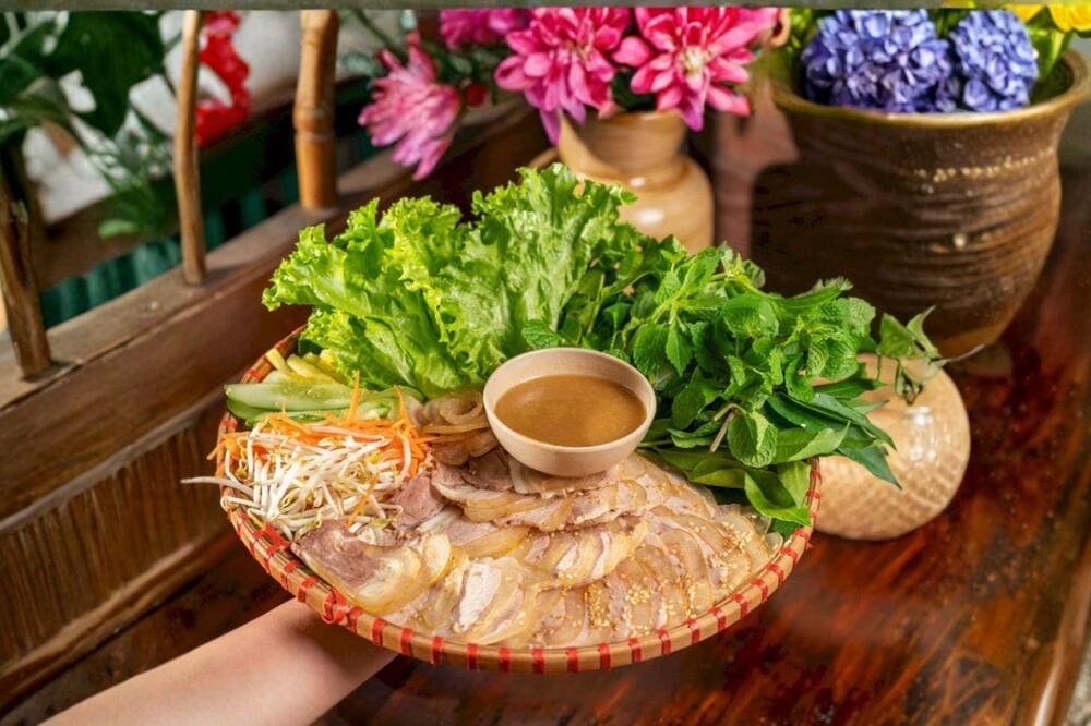 Thực khách có thể chấm cuốn bò cùng mắm nêm hoặc nước mắm chua ngọt